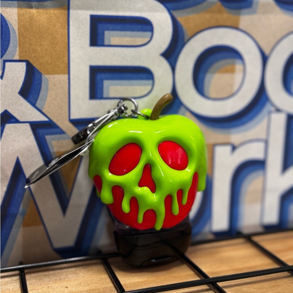 NWT B&BW Evil Queen Disney Villain Poison Apple Pocketbac Keychain & REFILL - Picture 5 of 9